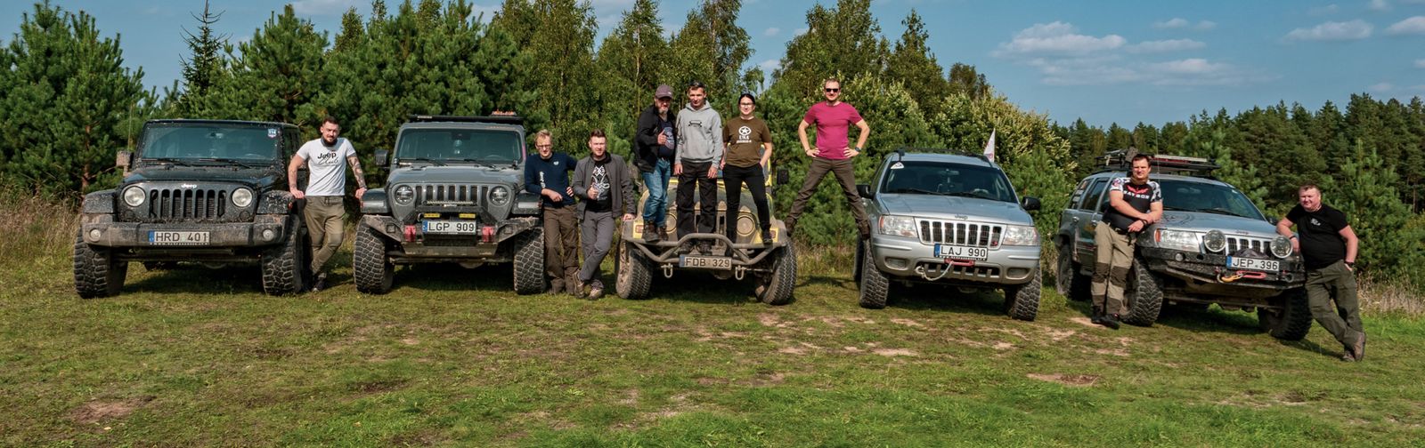 Jeep Virus bendruomenė su penkiais Jeep prie miško, 2020 m. (viršelio nuotrauka)