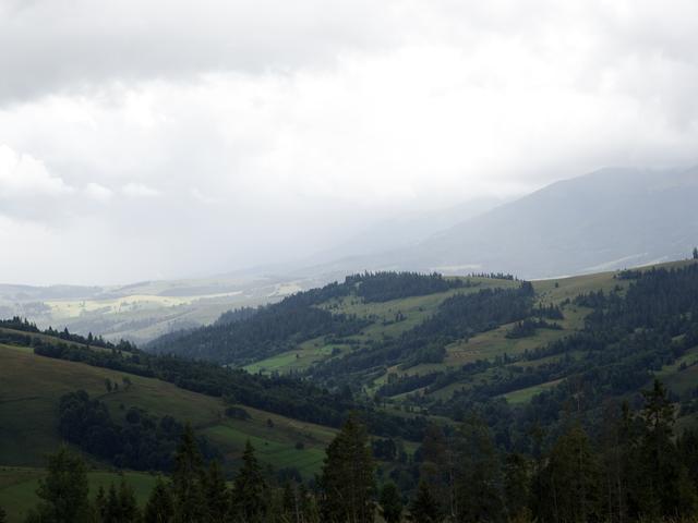 Lietaus debesys virš kalnų pievų