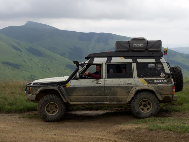 Nissan Patrol (Safari) su stogo palapine aukštikalnių pievoje