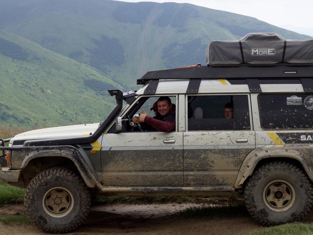 Nissan Patrol ekipažas kalnų kelyje