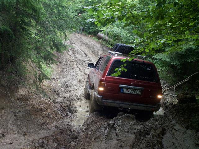 Raudonas Patrol kopia į statų purviną šlaitą