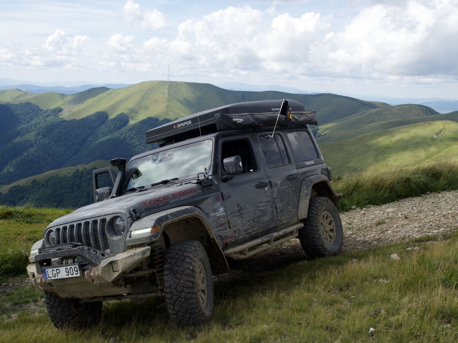 Jeep Wrangler Rubicon su stogo palapine ant kalnagūbrio kelio Karpatuose, 2021 m. rugpjūtis