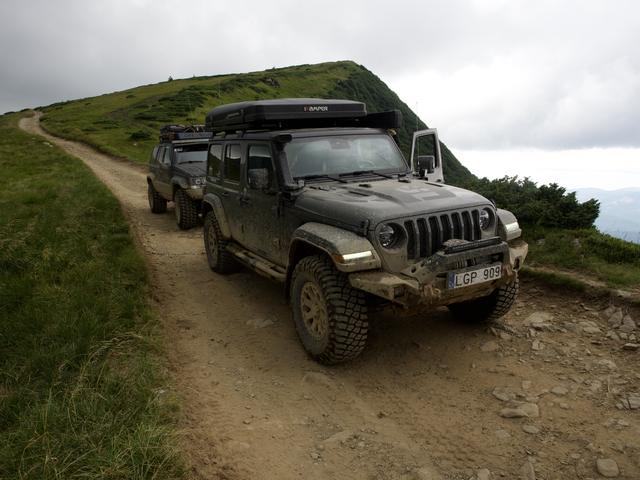 Wrangler ir Patrol siauru kalnų taku
