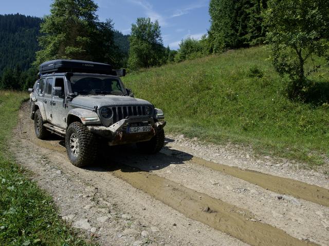 Wrangler žvyruotu kalnų keliu per pievas, 2021 m. rugpjūčio 5 d.