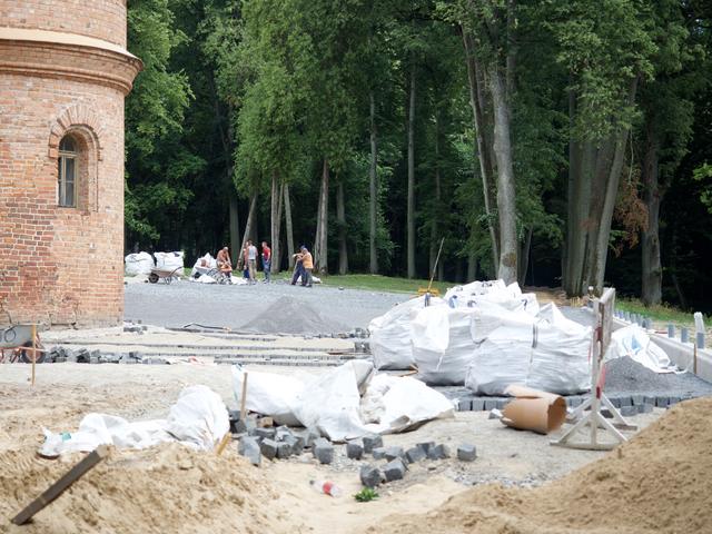Raudonų plytų dvaro bokštas susitikimo vietoje