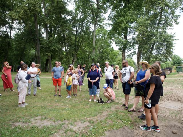 Dalyviai dvaro parke per bendruomenės susitikimą