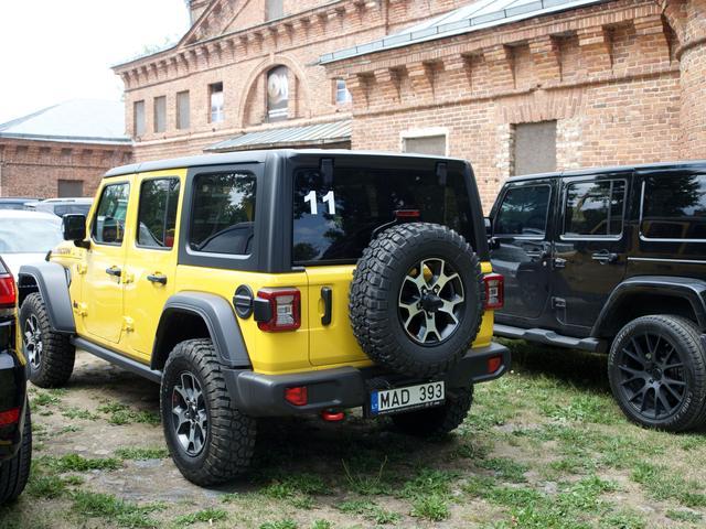 Geltonas ir juodas Jeep Wrangler bendruomenės susitikime, 2021 m. liepa