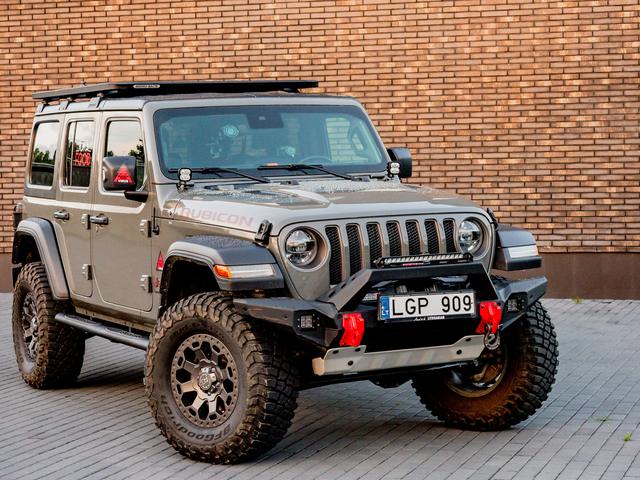 Jeep Wrangler Rubicon prie plytų sienos